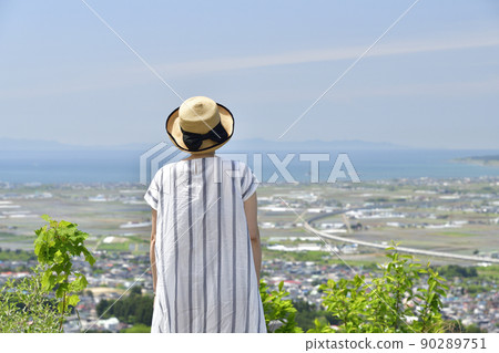 Taking a portrait of a woman at the Jojima Ranch in Nanae-cho, Hokkaido in early summer Taking a portrait of a woman at the Jojima Ranch in Nanae-cho, Hokkaido in early summer 90289751