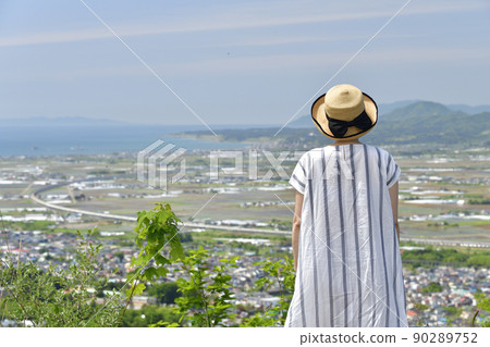 Taking a portrait of a woman at the Jojima Ranch in Nanae-cho, Hokkaido in early summer Taking a portrait of a woman at the Jojima Ranch in Nanae-cho, Hokkaido in early summer 90289752
