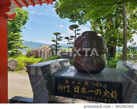 Hakozaki Hachiman Shrine, Japan's No. 1 large bell, when it was fresh green, Izumi City, Kagoshima Prefecture 90290362
