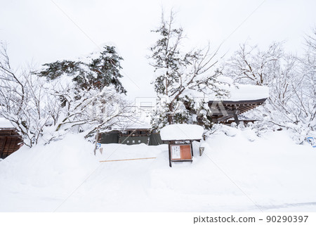[Shirakawa-go] Honkakuji Temple with winter scenery 90290397