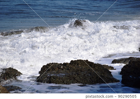 日本海岩石區的巨浪 90290505