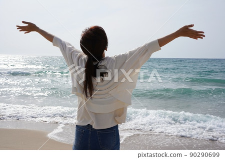 一個女人向波光粼粼的大海深吸一口氣 一個女人向波光粼粼的大海深吸一口氣 90290699
