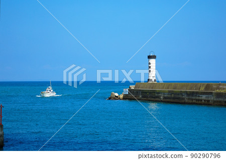 Odawara Port No. 2 breakwater lighthouse and fishing boat Odawara lantern 90290796