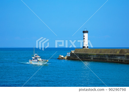 小田原港2號防波堤燈塔和漁船小田原燈籠 90290798
