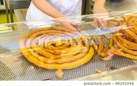 Cutting churros in a bar Cutting churros in a bar 90291048