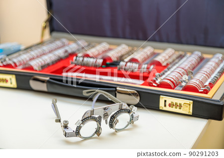 Medical suitcase with a set of lenses for vision testing. Diopter selection process Medical suitcase with a set of lenses for vision testing. Diopter selection process 90291203