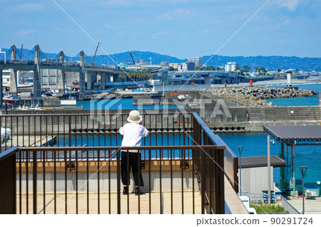 Odawara lantern overlooking the Odawara Blueway Bridge and Odawara Port No. 2 breakwater lighthouse from the fishing port station Odawara lantern overlooking the Odawara Blueway Bridge and Odawara Port No. 2 breakwater lighthouse from the fishing port station 90291724