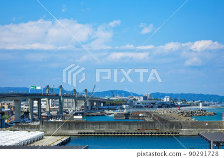 從漁港站眺望小田原藍道大橋和小田原港2號防波堤燈塔的小田原燈籠 從漁港站眺望小田原藍道大橋和小田原港2號防波堤燈塔的小田原燈籠 90291728