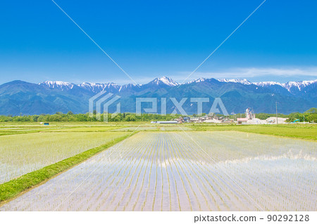 北阿爾卑斯山的剩余雪和鄉村風光 90292128
