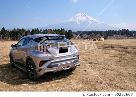 在靜岡縣富士宮市朝霧汽車露營地草坪上的免費場地單獨露營的早晨 在靜岡縣富士宮市朝霧汽車露營地草坪上的免費場地單獨露營的早晨 90292607