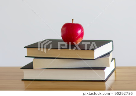 桌子上堆放的書和蘋果 2 90292786