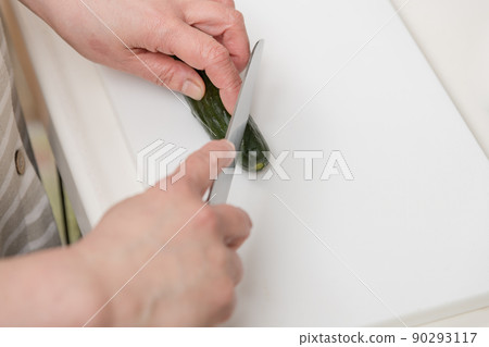 [Cut cucumber pickled in rice bran with a Santoku knife] 90293117