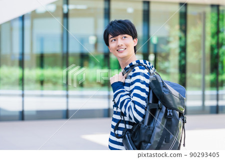 大學生走在美麗清新的綠色校園“LINK FOREST” 90293405