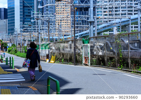 A woman walking along the railroad track Shopping Hamamatsucho A woman walking along the railroad track Shopping Hamamatsucho 90293660