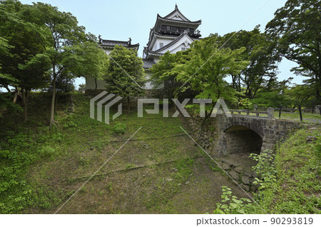 岡崎城（清海堀上的迴廊橋和天守閣） 90293819