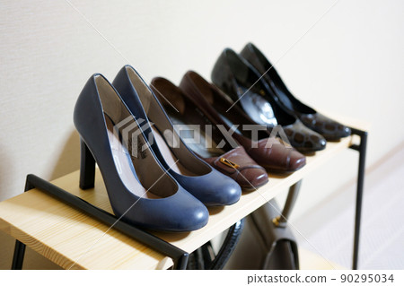 Shelf with pumps Shelf with pumps 90295034