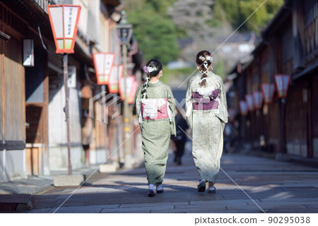 Kimono girls strolling around Higashi Chaya district in spring Kimono girls strolling around Higashi Chaya district in spring 90295038