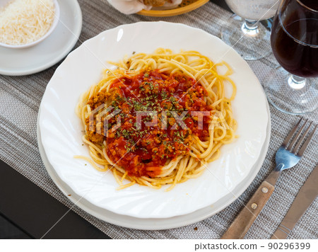Spaghetti bolognese seasoned with aromatic dried herbs 90296399