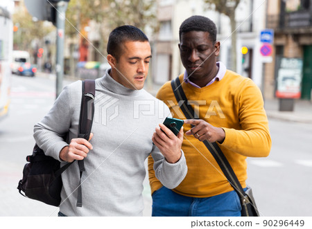 Men talking about directions outdoors 90296449