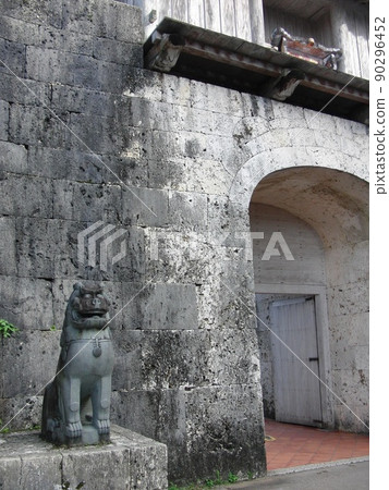 在 Kankaimon 保護首里城的首里城 Shisa 在 Kankaimon 保護首里城的首里城 Shisa 90296452