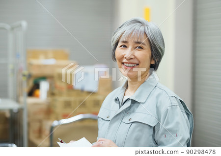 一名工人的高級女商人在倉庫盤點 一名工人的高級女商人在倉庫盤點 90298478