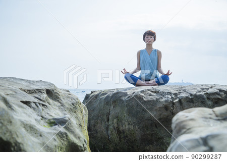 瑜伽海普拉提婦女蒼井海濱放鬆 90299287