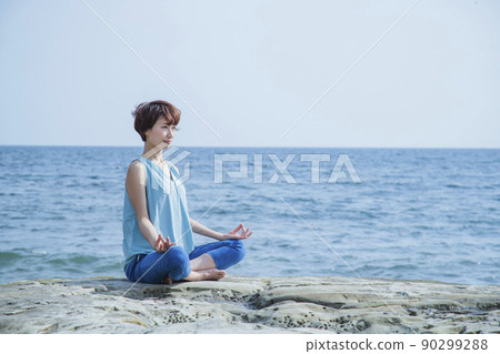 瑜伽海普拉提婦女蒼井海濱放鬆 90299288