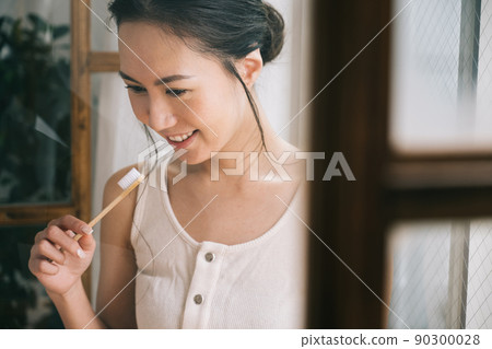 Women who brush their teeth and women who use bamboo toothbrushes Women who brush their teeth and women who use bamboo toothbrushes 90300028