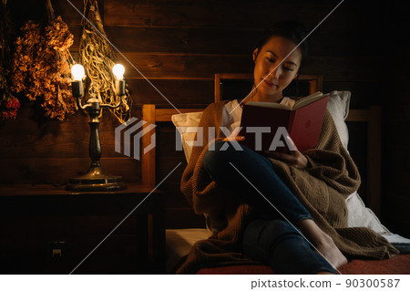 一個女人在床上看書 90300587