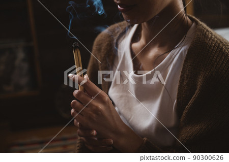 使用 Palo Santo 和 Kaoki 的女人 90300626