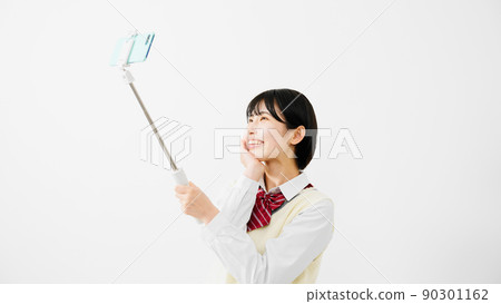 高中女生用智能手機自拍 90301162
