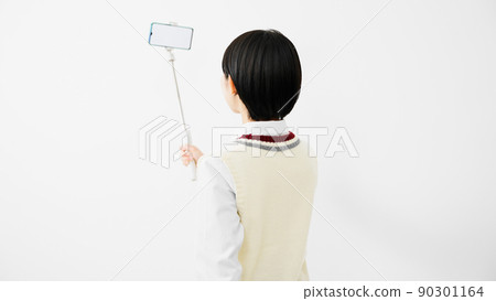 高中女生用智能手機自拍 90301164