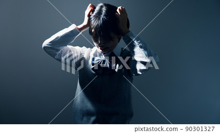 抱著頭的高中女生 90301327