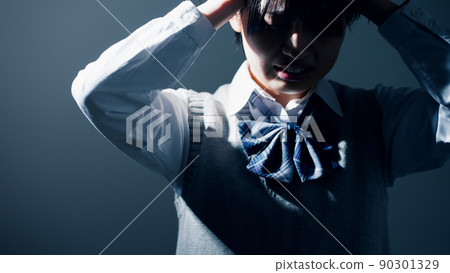 抱著頭的高中女生 90301329