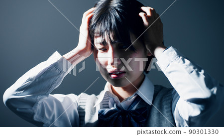 抱著頭的高中女生 90301330