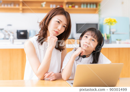 Parents and children studying on a computer Thinking about correspondence learning 90301499