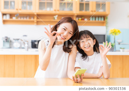 Parent and child and smartphone 90301536