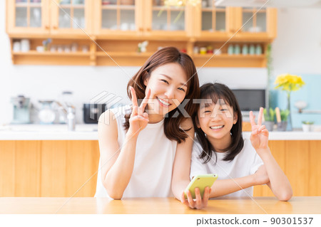 Parent and child and smartphone 90301537