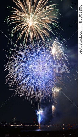 為夏夜增添絢麗色彩的長良川花火大會 90301800