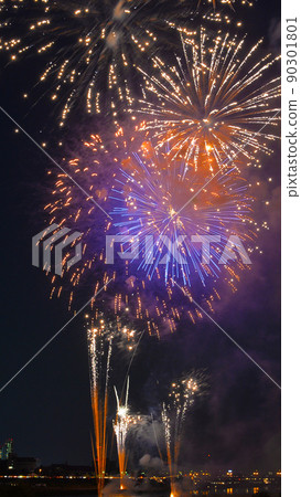 為夏夜增添絢麗色彩的長良川花火大會 90301801