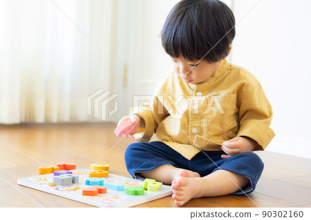 Children playing with toys 90302160