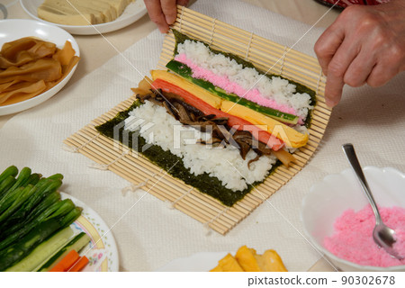 Ehomaki Makizushi:在Setsubun吃的Maki壽司,如果你咬Ehomaki,你的願望就會實現。 Ehomaki Makizushi:在Setsubun吃的Maki壽司,如果你咬Ehomaki,你的願望就會實現。 90302678