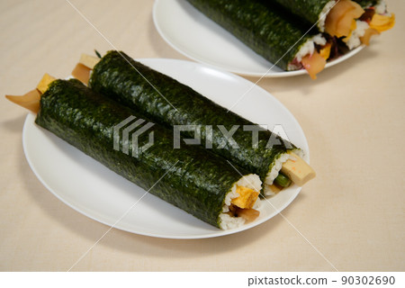 Ehomaki sushi rolls to eat at Setsubun, your wish will come true if you bite into Ehomaki Ehomaki sushi rolls to eat at Setsubun, your wish will come true if you bite into Ehomaki 90302690