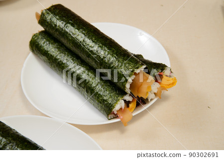 Ehomaki sushi rolls to eat at Setsubun, your wish will come true if you bite into Ehomaki 90302691