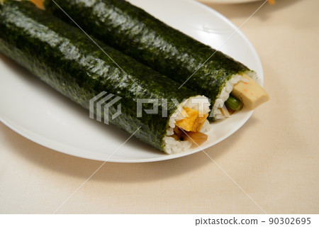 Ehomaki sushi rolls to eat at Setsubun, your wish will come true if you bite into Ehomaki Ehomaki sushi rolls to eat at Setsubun, your wish will come true if you bite into Ehomaki 90302695