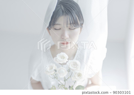 帶白玫瑰的短髮年輕女子 90303101