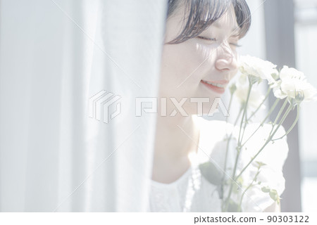 帶白玫瑰的短髮年輕女子 90303122