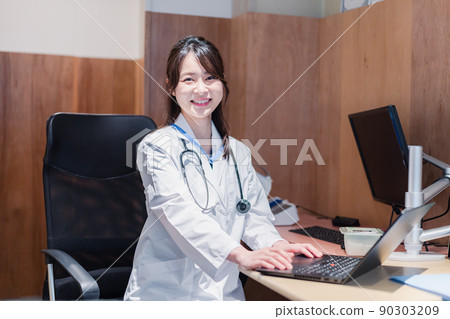 在醫生辦公室等待病人的女醫生 90303209