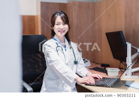 Female practitioner waiting for a patient in the doctor's office 90303211