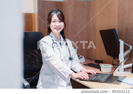 在醫生辦公室等待病人的女醫生 90303212